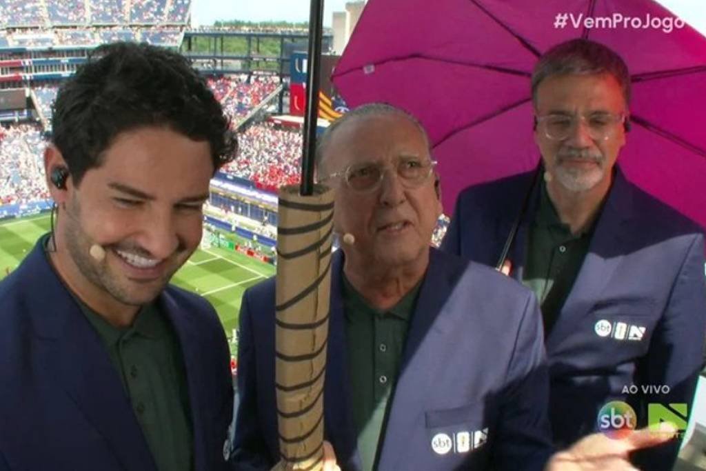 Futebol_Linhas's tweet photo. Paulo Vinícius Coelho (PVC), no Posse de Bola, criticou a organização da Copa do Mundo nos Estados Unidos e afirmou que exigências feitas pela FIFA em edições anteriores simplesmente não estão sendo cumpridas no torneio de 2026.

"Ontem, o Everaldo Marques, na Rede Globo, reclamou, e reclamou com razão, que os narradores ficavam numa bancada expostos ao sol.

E isso nos leva a como a FIFA se comportou em relação à Copa do Mundo do Brasil.

Tudo o que a FIFA pedia e exigia na Copa do Mundo do Brasil, e depois também na Rússia, não tem aqui.

Aqui os estádios não têm cobertura.

No Brasil, não. O estádio tinha que ter cobertura.

A Copa do Mundo saiu do Morumbi para a Arena sob o pretexto de que o Morumbi precisava reformar os vestiários, que tinham que ficar na região central do campo.

Ontem, Marrocos e França saíram de trás do gol.

Tudo o que tinha que fazer nas Copas de 2006, 2010, 2014 e 2018 não precisa fazer aqui.

O vestiário fica atrás do gol.

O narrador fica exposto ao sol e à chuva.

É incrível!"

O Galvão também soltou o verbo sobre esse assunto na transmissão de ontem.

Você acha que existe dois pesos e duas medidas na organização das Copas do Mundo?