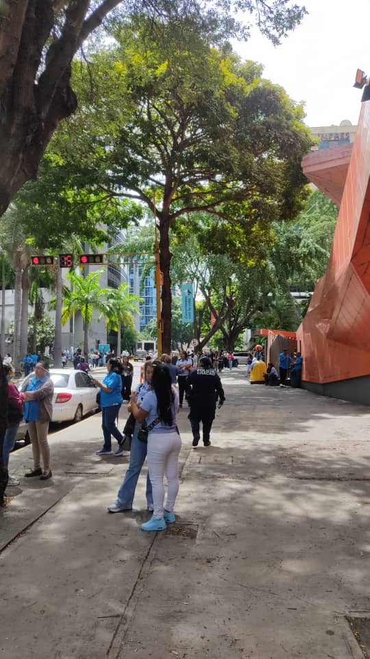 ReporteYa's tweet photo. #10Jul 11:37 AM #Caracas #Sismo
https://t.co/PQ2db8hlKu
Luego del movimiento telúrico de magnitud 3.0 registrado la mañana de este viernes con epicentro al norte de Maracay, así se encuentran las calles del municipio Chacao, en el área metropolitana de Caracas, donde se realizó un desalojo preventivo. - globovision