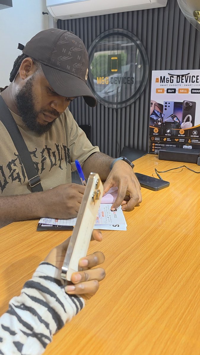 mg_devices's tweet photo. A customer just walked away with direct UK iPhone 14 Pro 256gb 🎊

Price: N 700,000 

📍 Shop 81, GSM Village, New Heaven Market Road, Enugu
📞 Call or WhatsApp: 0810 837 8403

#enugu #iphonevendorinenugu #enugucontentcreator #buyphoneinenugu #14pro https://t.co/GtY2QAQtvM