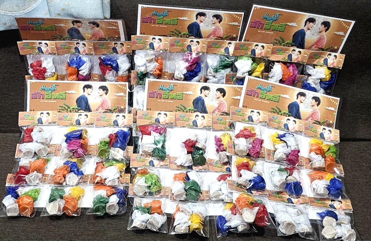 MPKmaipari's tweet photo. พร้อมดึงยางงง ผมพร้อมแจกแย้ววววว ลูกอมกะทิ อร่อย ถูก ใจ แมงกินฟัน วันที่ 13 เจอกันน๊าาา  😂😂

#มนต์รักฮักอีหลี 
#HUGELheeTheMusical 
#ZeeNuNew #ZeePruk #NuNew https://t.co/izsfwKvszG