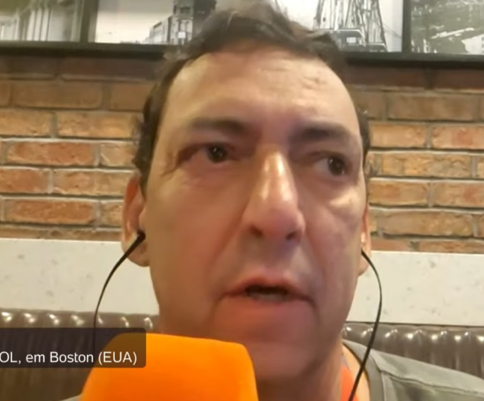 Futebol_Linhas's tweet photo. Paulo Vinícius Coelho (PVC), no Posse de Bola, criticou a organização da Copa do Mundo nos Estados Unidos e afirmou que exigências feitas pela FIFA em edições anteriores simplesmente não estão sendo cumpridas no torneio de 2026.

"Ontem, o Everaldo Marques, na Rede Globo, reclamou, e reclamou com razão, que os narradores ficavam numa bancada expostos ao sol.

E isso nos leva a como a FIFA se comportou em relação à Copa do Mundo do Brasil.

Tudo o que a FIFA pedia e exigia na Copa do Mundo do Brasil, e depois também na Rússia, não tem aqui.

Aqui os estádios não têm cobertura.

No Brasil, não. O estádio tinha que ter cobertura.

A Copa do Mundo saiu do Morumbi para a Arena sob o pretexto de que o Morumbi precisava reformar os vestiários, que tinham que ficar na região central do campo.

Ontem, Marrocos e França saíram de trás do gol.

Tudo o que tinha que fazer nas Copas de 2006, 2010, 2014 e 2018 não precisa fazer aqui.

O vestiário fica atrás do gol.

O narrador fica exposto ao sol e à chuva.

É incrível!"

O Galvão também soltou o verbo sobre esse assunto na transmissão de ontem.

Você acha que existe dois pesos e duas medidas na organização das Copas do Mundo?