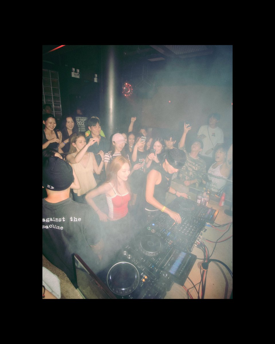 ultskimchungha's tweet photo. somi nayoung and chungha dancing in the club 🥺😭😭😭 MY GIRLS DESERVE TO HAVE SO MUCH FUN https://t.co/LlGYqiIaC5