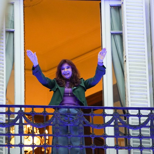 clarincom's tweet photo. POR ORDEN JUDICIAL, EL GOBIERNO PAGARÁ LA PENSIÓN DE 15,6 MILLONES DE PESOS A CRISTINA KIRCHNER, PERO LE QUITA LA ZONA AUSTRAL Y APLICA UN DESCUENTO

La ANSES volverá a pagar desde el 1 de agosto la pensión extraordinaria de Cristina Kirchner como expresidenta. El haber bruto será de $15.683.154,06, sobre el que se aplicarán los descuentos de ley, como obra social y, si corresponde, el impuesto a las Ganancias.

El organismo no incluirá el adicional por zona austral porque Cristina Kirchner cumple prisión domiciliaria en la Ciudad de Buenos Aires. Además, retendrá el 20% del haber, equivalente a $3.136.630,81 mensuales, hasta recuperar los $660.052.338,87 que considera percibidos indebidamente.

El Gobierno mantiene su rechazo al beneficio y presentó un recurso ante la Corte Suprema para intentar revocarlo. Mientras se resuelve ese planteo, la ANSES informó que cumplirá con la medida cautelar y restablecerá el pago.

(+) en Clarín: https://t.co/eE1U4fjoHb