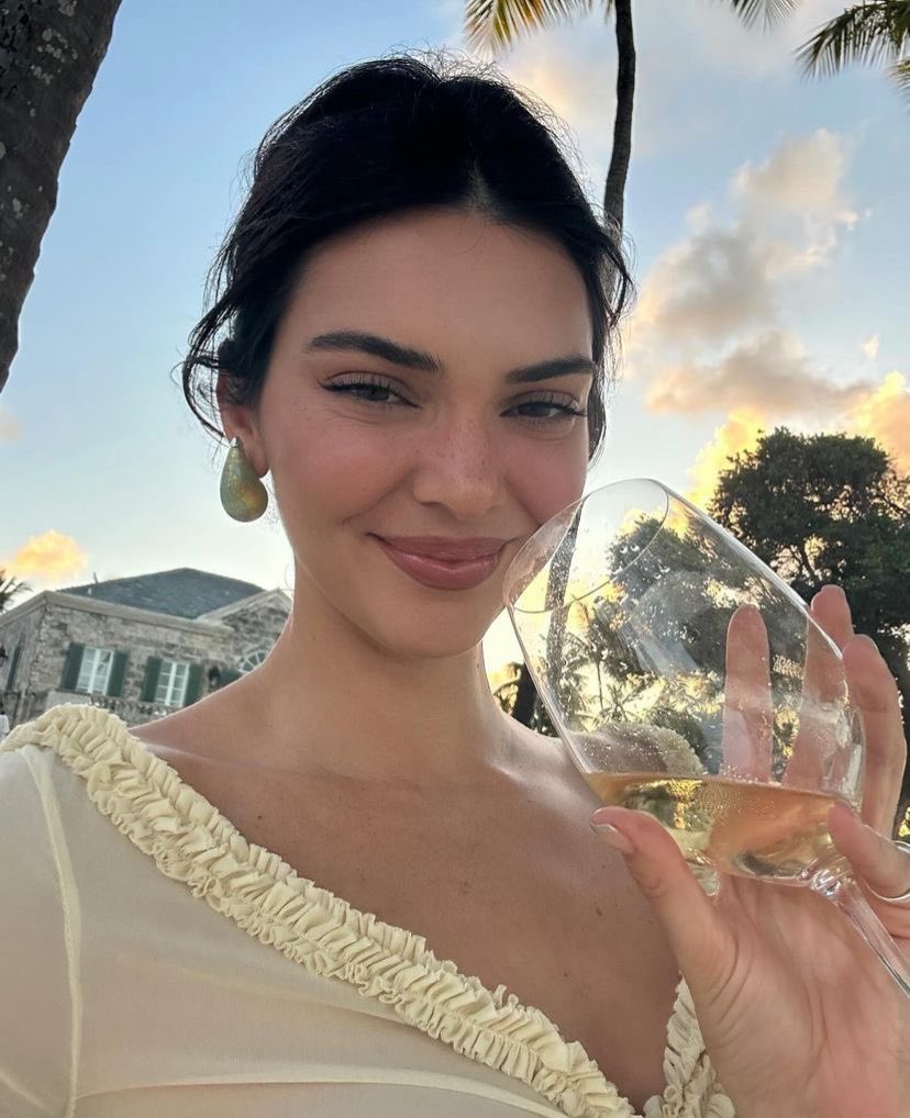 yslgirlx's tweet photo. Kendall jenner https://t.co/atR6rONxHa