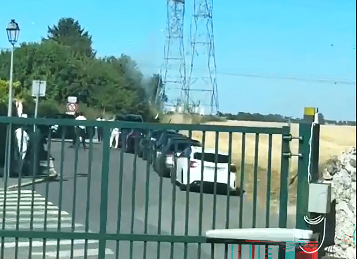 LeParisien_75's tweet photo. Dans le Val-d’Oise, un cortège de mariage tire des mortiers et feux d’artifice et provoque un important incendie

Tirés en pleine période caniculaire, les projectiles ont rapidement enflammé le champ sur lequel ils ont atterri

➡️ https://t.co/SNA2dV8yVS https://t.co/NGjVgAm3gG