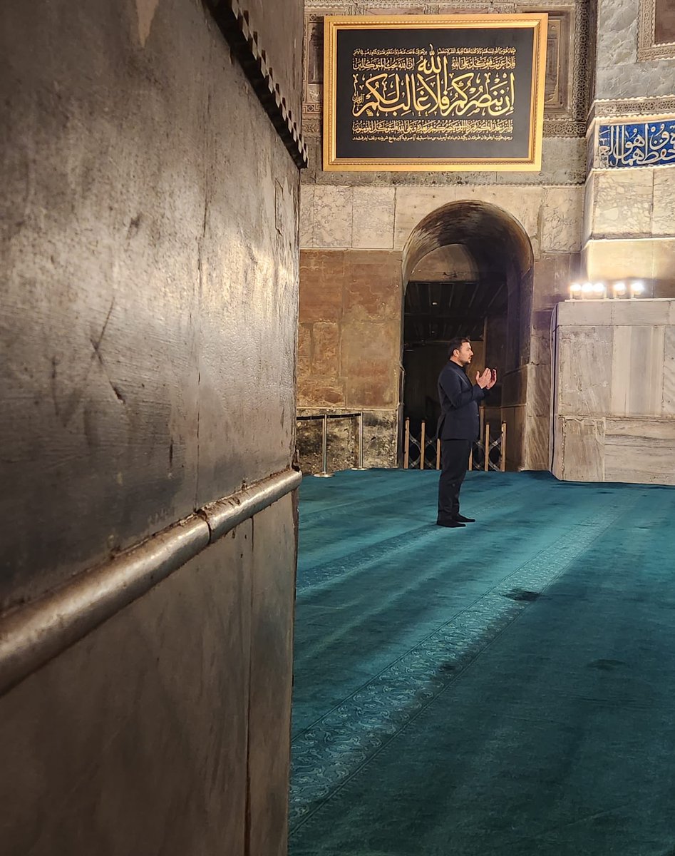 hamzaaskin's tweet photo. Egemenliğimizin nişanesi, ecdadımızın vasiyeti olan Ayasofya-i Kebir Cami-i Şerifi’nin zincirlerini kıran iradeye selam olsun.

#Ayasofya #RecepTayyipErdoğan https://t.co/ghcss5J4kV