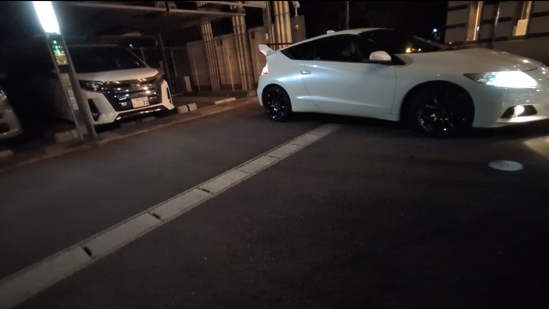 subarulove3373's tweet photo. @Admiral_chas マジでさぁ、前に車は止まってるし、真っ直ぐに中々出来ないし
真っ直ぐにしないとプレートぶつかるし
切り返すスペースほぼ無いし
マジでいっつもここ地獄

しかも他の車が駐車待ちで焦らせてくるし

もう嫌だよ…😭 https://t.co/eUiOqIIvq0
