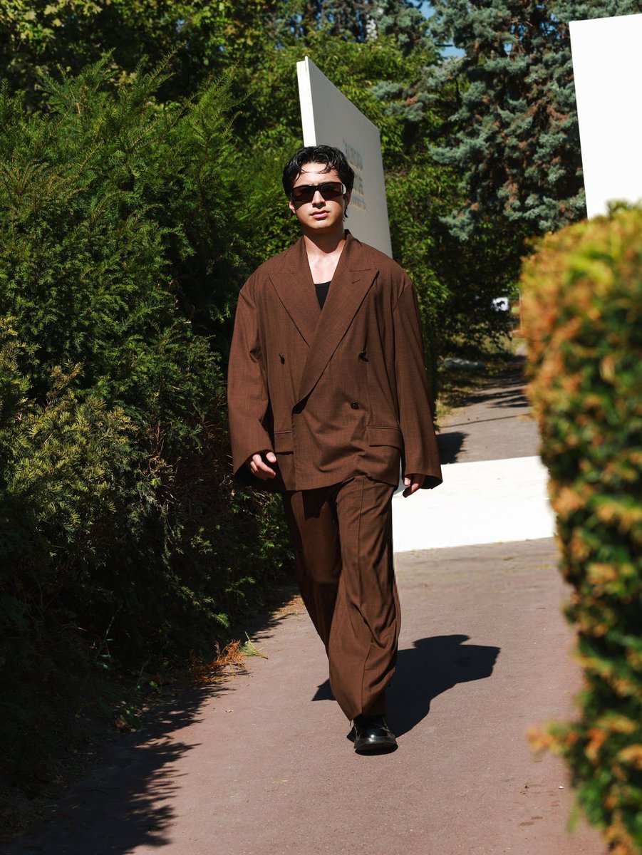 hudsonwupdates's tweet photo. Hudson Williams is featured in Vogue Scandinavia's top takeaways from Paris Haute Couture Week, highlighting his appearance at Balenciaga as one of the week's standout celebrity moments!

“Staged beneath the high noon sun in the courtyard of the Église du Val-de-Grâce, before a self-fanning audience that included the likes of  Hudson Williams and Lily Collins, Piccioli delivered a collection replete with both his signatures – unparalleled colour and textural plays”

🔗 https://t.co/8Zvaw5jb9T
