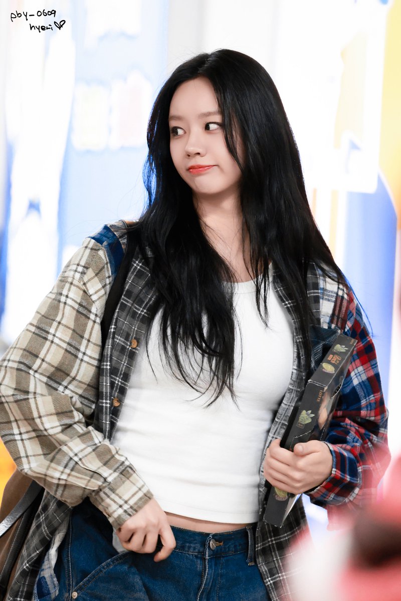 pby_0609Hyeri's tweet photo. 26.7.10 Macau International Airport到达 🛬 ❷
明天百老汇fanmeeting见惠利啦！
@hyeriherihey 
#이혜리 #혜리 #Hyeri https://t.co/zieMTTX9yv