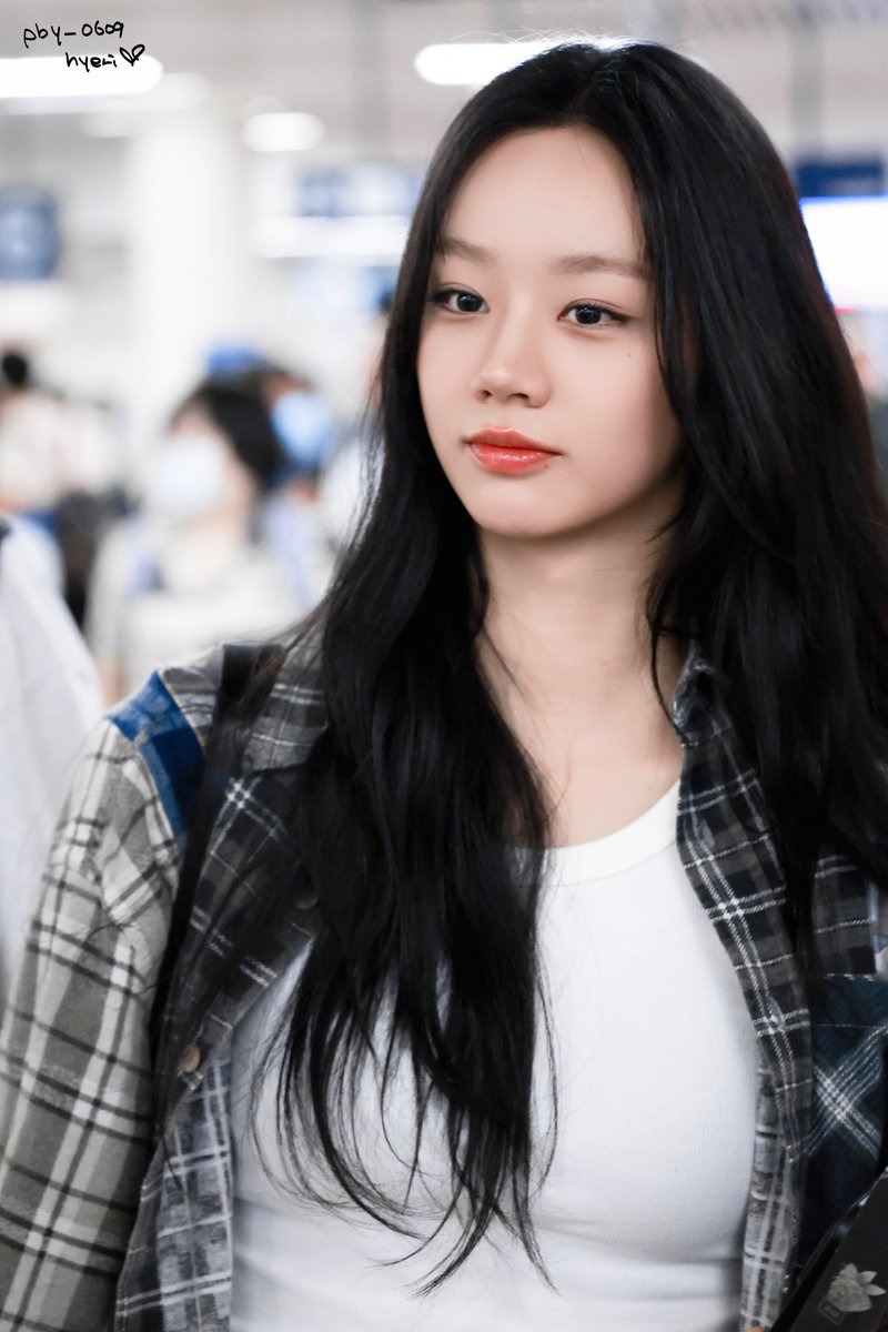 pby_0609Hyeri's tweet photo. 26.7.10 Macau International Airport到达 🛬 ❷
明天百老汇fanmeeting见惠利啦！
@hyeriherihey 
#이혜리 #혜리 #Hyeri https://t.co/zieMTTX9yv