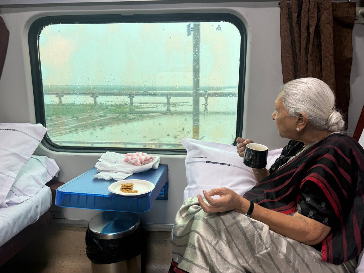 GovernorofUp's tweet photo. प्रदेश की  राज्यपाल श्रीमती आनंदीबेन पटेल ने जनपद कानपुर में विभिन्न विश्वविद्यालयों के दीक्षांत समारोहों में सहभागिता एवं कार्यक्रमों के समापन के उपरांत कानपुर से लखनऊ तक की यात्रा रेल मार्ग से संपन्न की। https://t.co/1DERKIPi4c
