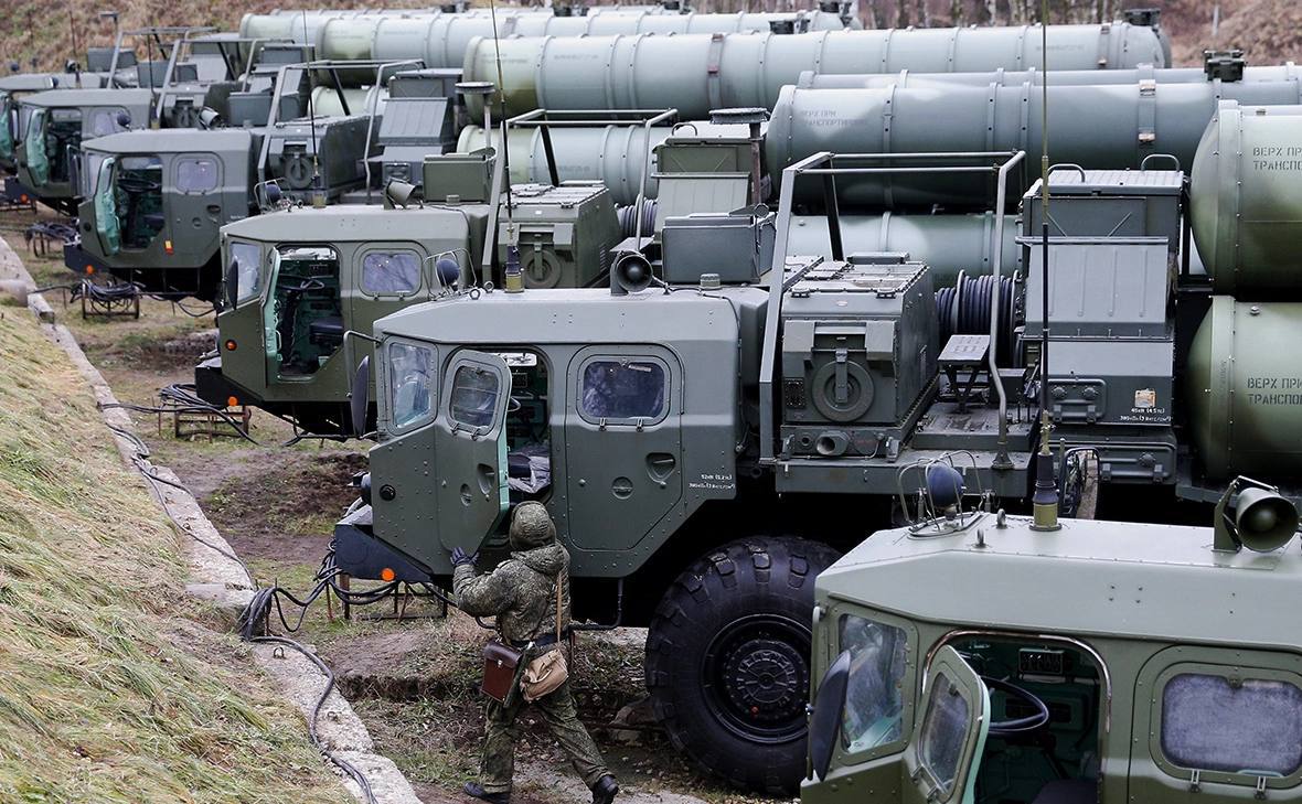 PrzemekShura's tweet photo. 🇹🇷 Turcja odsprzedała rosyjskie systemy rakiet przeciwlotniczych S-400 Zjednoczonym Emiratom Arabskim lub Katarowi, donosi turecka gazeta Hürriyet.

Ankara prowadziła negocjacje w sprawie sprzedaży systemów z oboma krajami. ZEA i Katar są zainteresowane wzmocnieniem obrony przeciwlotniczej na tle napięć w regionie. Na razie nie ma oficjalnego potwierdzenia transakcji. Wcześniej Turcja wielokrotnie oświadczała, że S-400 nie zostaną przekazane krajom trzecim.

Zakup rosyjskich systemów w 2017 roku poskutkował nałożeniem na Turcję amerykańskich sankcji CAATSA oraz wyrzuceniem jej z programu produkcji i zakupu nowoczesnych myśliwców stealth F-35. 
Zgodnie z amerykańskim prawem, aby sankcje zostały zniesione, Turcja musi całkowicie pozbyć się systemów S-400. Donald Trump zasygnalizował niedawno otwartość na powrót Turcji do programu F-35, co przyspieszyło poszukiwanie nabywcy na rosyjski sprzęt. 
Systemy były bezużyteczne - Turcja wydała na S-400 około 2,5 miliarda dolarów, ale z racji tego, że jako członek NATO nie mogła zintegrować ich z zachodnimi systemami obrony powietrznej, rakiety te nigdy nie zostały włączone do aktywnej służby i stały w magazynach. 
Ponadto ich okres przydatności mija, a koszty konserwacji generowały niepotrzebne obciążenie budżetowe.

Turcja nie potrzebuje już tak bardzo rosyjskiego sprzętu, ponieważ intensywnie rozwija swój własny, krajowy system tarczy antyrakietowej o nazwie Çelik Kubbe (Stalowa Kopuła).

Kraje takie jak ZEA i Katar pilnie poszukują zaawansowanych systemów obrony przeciwlotniczej ze względu na niedawne napięcia i ataki rakietowe w regionie.