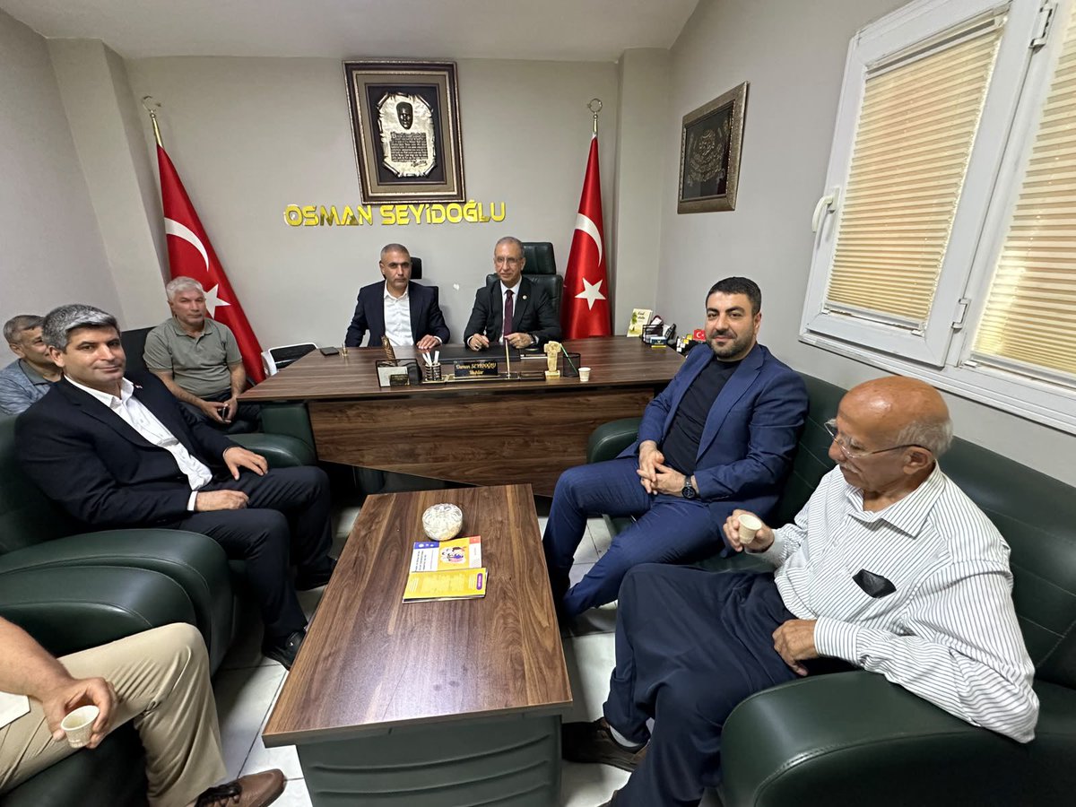 Karakopruak's tweet photo. 📍 Seyrantepe Mahallesi

Milletvekilimiz, İSİPAB Komisyonu Başkanı Prof. Dr. Abdurrahim Dusak, İlçe Koordinatörümüz Sayın Ali Demir, İlçe Başkanımız Sayın Av. Orhan Çelik ve Başkan Yardımcılarımızla birlikte Seyrantepe Mahalle Muhtarımız Sayın Osman Seydioğlu’nu ziyaret ettik.

Mahallemizin ihtiyaçları, talepleri ve yürütülen çalışmalar üzerine verimli istişarelerde bulunduk. Misafirperverliği ve samimi ev sahipliği dolayısıyla Muhtarımız Sayın Osman Seydioğlu’na teşekkür ediyor, çalışmalarında başarılar diliyoruz.
@RTErdogan @bybekirbozdag @ProfDrDusak @abuyukgumus @hakanaksu058 @farukaytek @milhamigunbegi @AliDemir8914344 
@avorhancelik @Osmanseyidoglu_