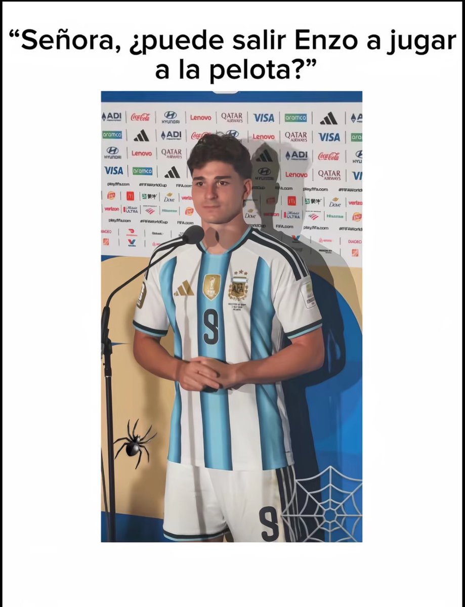 inlovwithmosk's tweet photo. la cantidad de memes que esta sacando solo esta foto de julian https://t.co/mxmGv7aw9B