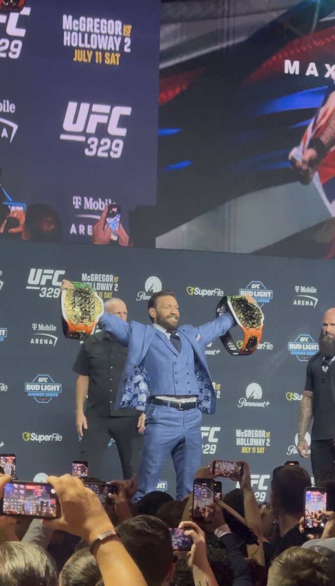 jahanathann's tweet photo. Mcgregor vs Holloway face off Crowd POV. THE MAC IS BACK https://t.co/XopbRNHTq6