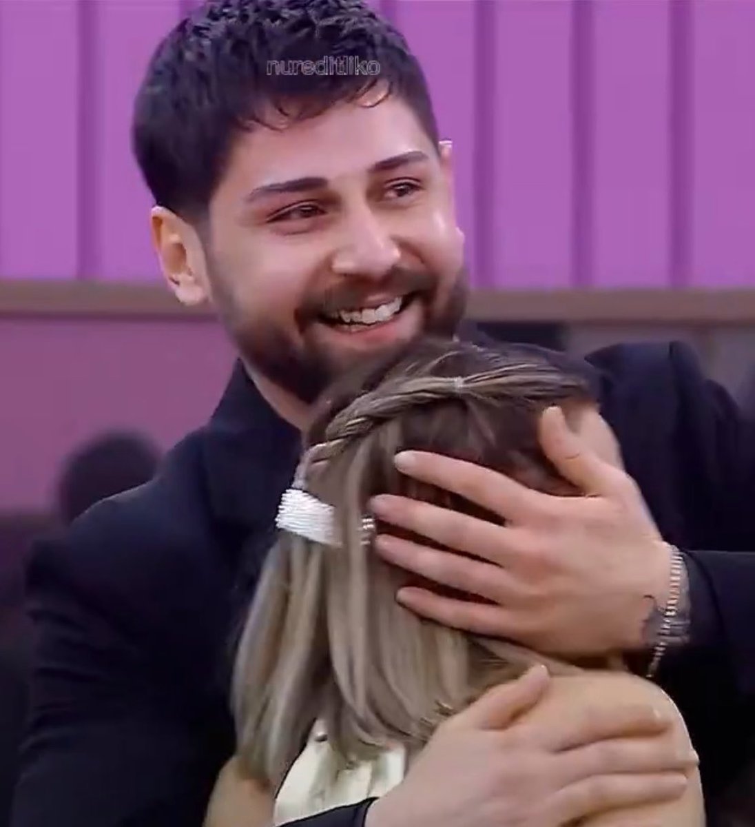 alaramiyaa's tweet photo. Tabi ki Cansın çok güzel bakıyor.
Ama “Yağız Cansın’a sevgi dolu bakmıyor” denince şaşırıyorum. Daha pek çok an paylaşırım abartmak isteniyorum. Bırakın sevgi dolu bakmayı bazen gözleri dolu dolu oluyor Cansın’a bakarken onunla bir şeyler paylaşırken (bence)
#kısmetseolur #canyağ https://t.co/UPqQmRkCU4