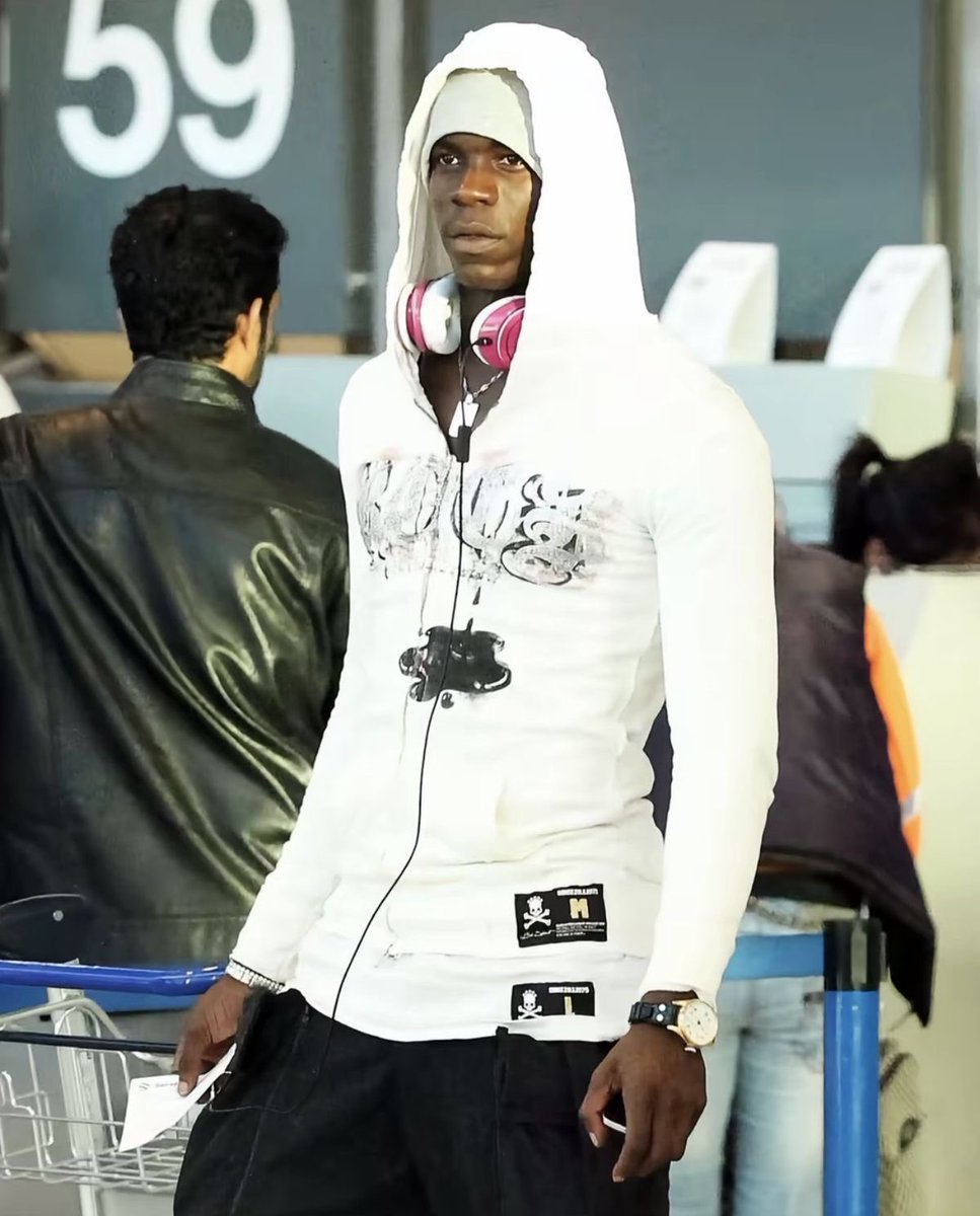 bunchikyo's tweet photo. they don’t dress like balotelli no more https://t.co/Cx9qJPFHmI