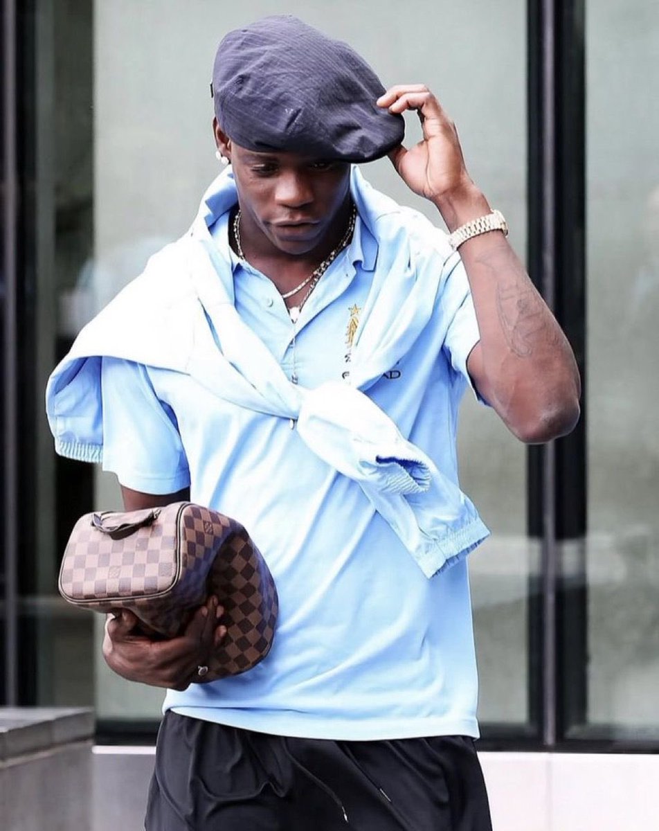 bunchikyo's tweet photo. they don’t dress like balotelli no more https://t.co/Cx9qJPFHmI