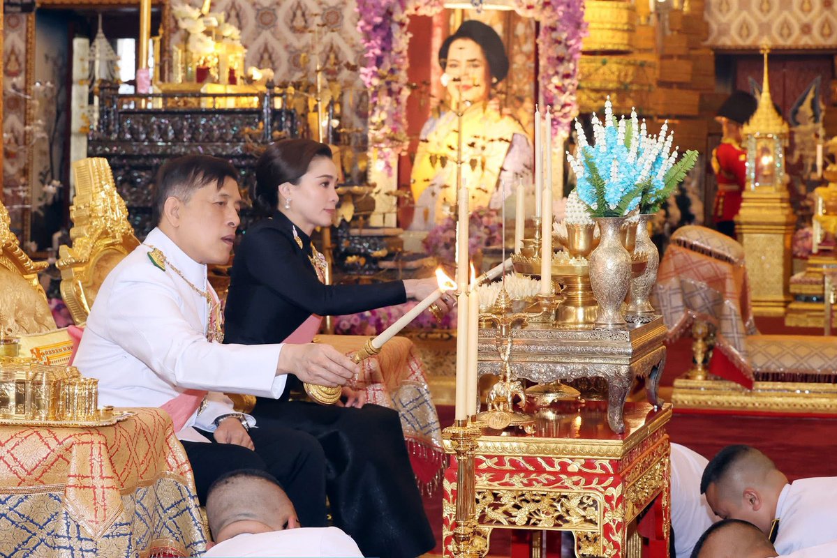 HupzdNM9qWxEwUq's tweet photo. พระบาทสมเด็จพระเจ้าอยู่หัว และสมเด็จพระนางเจ้า ฯ พระบรมราชินี เสด็จพระราชดำเนินโดยรถยนต์พระที่นั่ง ไปทรงบำเพ็ญพระราชกุศลสตมวาร (๑๐๐ วัน) ถวายพระบรมศพ สมเด็จพระนางเจ้าสิริกิติ์ พระบรมราชินีนาถ พระบรมราชชนนีพันปีหลวง ณ พระที่นั่งดุสิตมหาปราสาท พระบรมมหาราชวัง https://t.co/cmhLDAvCwg