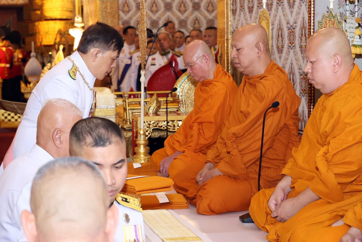 HupzdNM9qWxEwUq's tweet photo. พระบาทสมเด็จพระเจ้าอยู่หัว และสมเด็จพระนางเจ้า ฯ พระบรมราชินี เสด็จพระราชดำเนินโดยรถยนต์พระที่นั่ง ไปทรงบำเพ็ญพระราชกุศลสตมวาร (๑๐๐ วัน) ถวายพระบรมศพ สมเด็จพระนางเจ้าสิริกิติ์ พระบรมราชินีนาถ พระบรมราชชนนีพันปีหลวง ณ พระที่นั่งดุสิตมหาปราสาท พระบรมมหาราชวัง https://t.co/cmhLDAvCwg