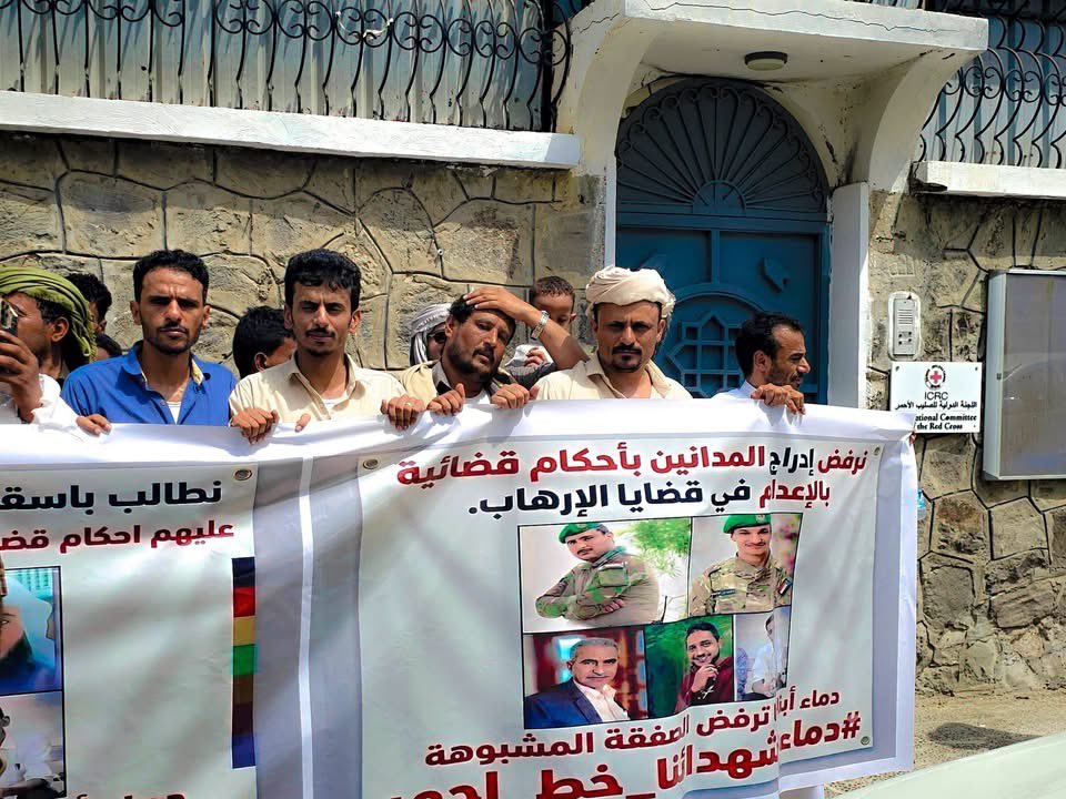 mansoor_zaid3's tweet photo. انهم شهداء الوطن الجنوبي 

الشهيد جواس، وسائر الشهداء الذين ارتقوا في حادثة اغتيال محافظ عدن أحمد حامد لملس، والمرهبي، وغيرهم ممن اغتالتهم عناصر إرهابية معروفة، وصدر بحقها القضاء أحكامٌ بالإدانة، ليسوا شهداء ردفان أو شبوة أو الضالع أو أي منطقة بعينها، بل هم شهداء الجنوب كله.

ولهذا، فإن أي تحرك لرفض أو منع إطلاق سراح المدانين بجرائم الإرهاب، تحت أي مبرر كان، يجب ألا يكون تحركًا مناطقي��ا أو فئويًا، بل موقفًا وطنيًا جنوبيًا جامعًا، يمتد من باب المندب إلى المهرة، دفاعًا عن العدالة، وصونًا لدماء الشهداء، وترسيخًا لسيادة القانون، حتى لا تتحول التضحيات إلى ورقة للمساومة أو التفريط.