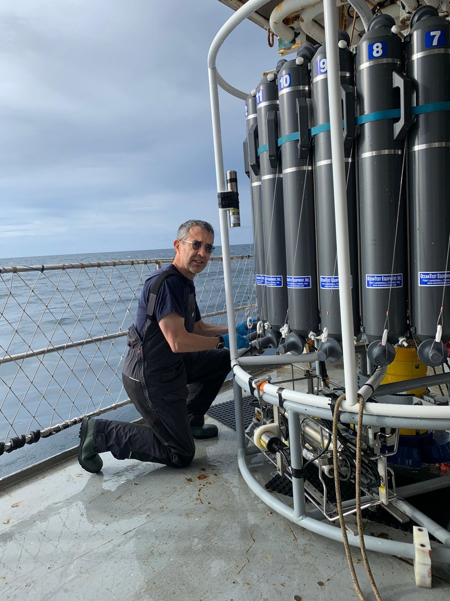 ficaram_plus's tweet photo. El oceanógrafo Fiz Fernández Pérez, referencia internacional del sistema de CO₂ oceánico, es la persona clave de la química del equipo FICARAM+ en esta campaña #OVIDE2026.

Entre esta foto y la siguiente 👇 hay 24 AÑOS de diferencia y en las dos está embarcado en el L’Atalante⛴️ https://t.co/jnAnZqTI5T