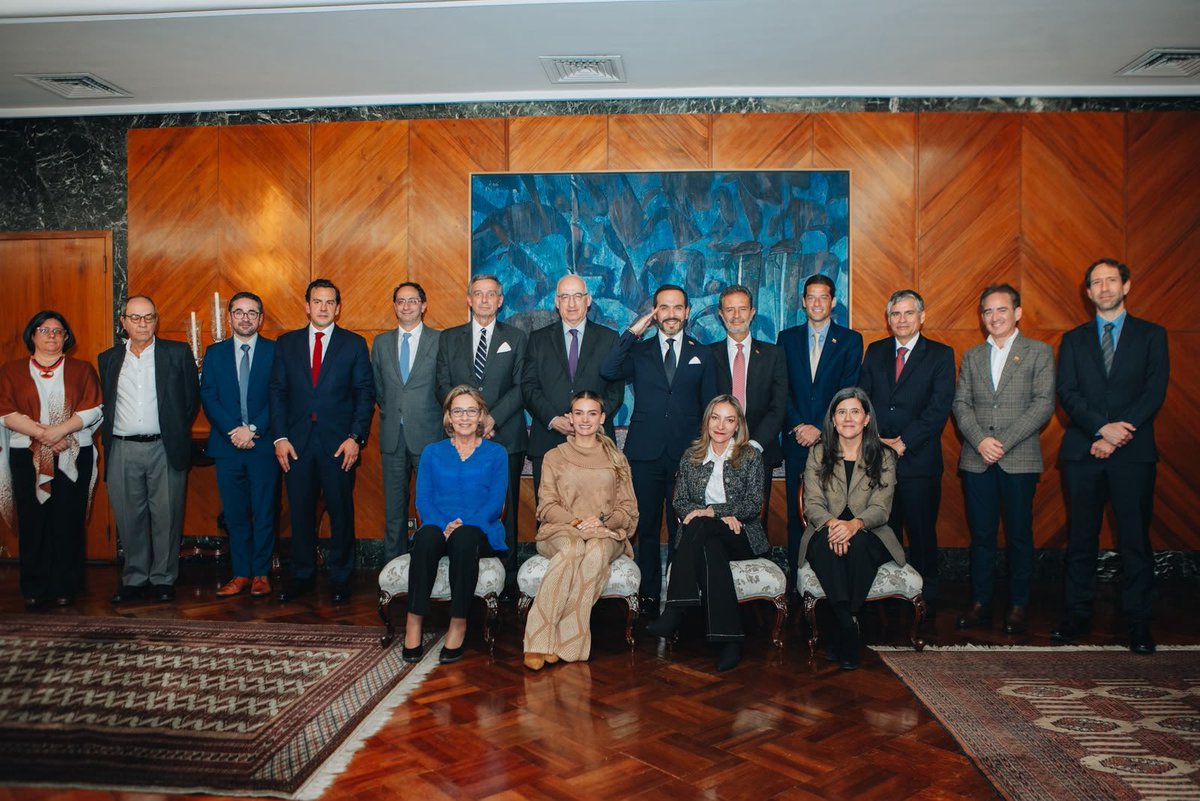 MauricioGomezCO's tweet photo. Nuestro presidente electo, @ABDELAESPRIELLA, envía un mensaje claro al país y al mundo: en la Patria Milagro habrá pleno respeto por la autonomía del Banco de la República, la seguridad jurídica y la fortaleza de nuestras instituciones. https://t.co/59mXYbUGOS