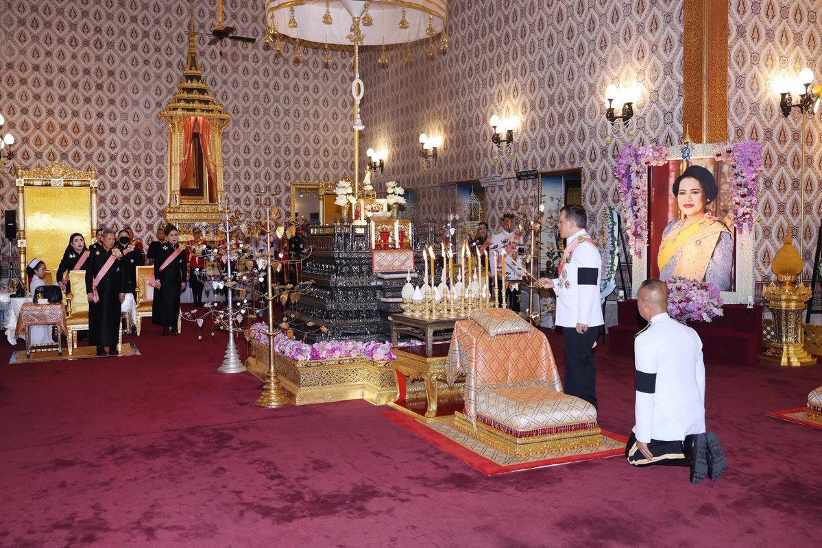 HupzdNM9qWxEwUq's tweet photo. พระบาทสมเด็จพระเจ้าอยู่หัว และสมเด็จพระนางเจ้า ฯ พระบรมราชินี เสด็จพระราชดำเนินโดยรถยนต์พระที่นั่ง ไปทรงบำเพ็ญพระราชกุศลสตมวาร (๑๐๐ วัน) ถวายพระบรมศพ สมเด็จพระนางเจ้าสิริกิติ์ พระบรมราชินีนาถ พระบรมราชชนนีพันปีหลวง ณ พระที่นั่งดุสิตมหาปราสาท พระบรมมหาราชวัง https://t.co/cmhLDAvCwg