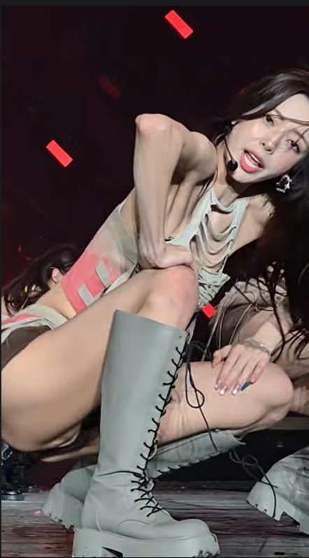 ItsWinterHQ's tweet photo. This is why I can't quit k-pop...🥵🔥 https://t.co/xwkyns1IqS