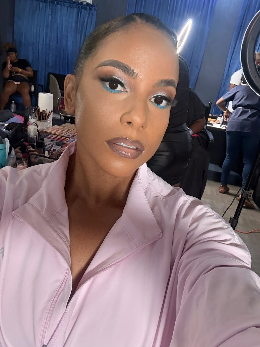 SimSimmaV's tweet photo. “Kafita do something quick, I have a shoot” 💅🏽 https://t.co/KGAHpjvkej