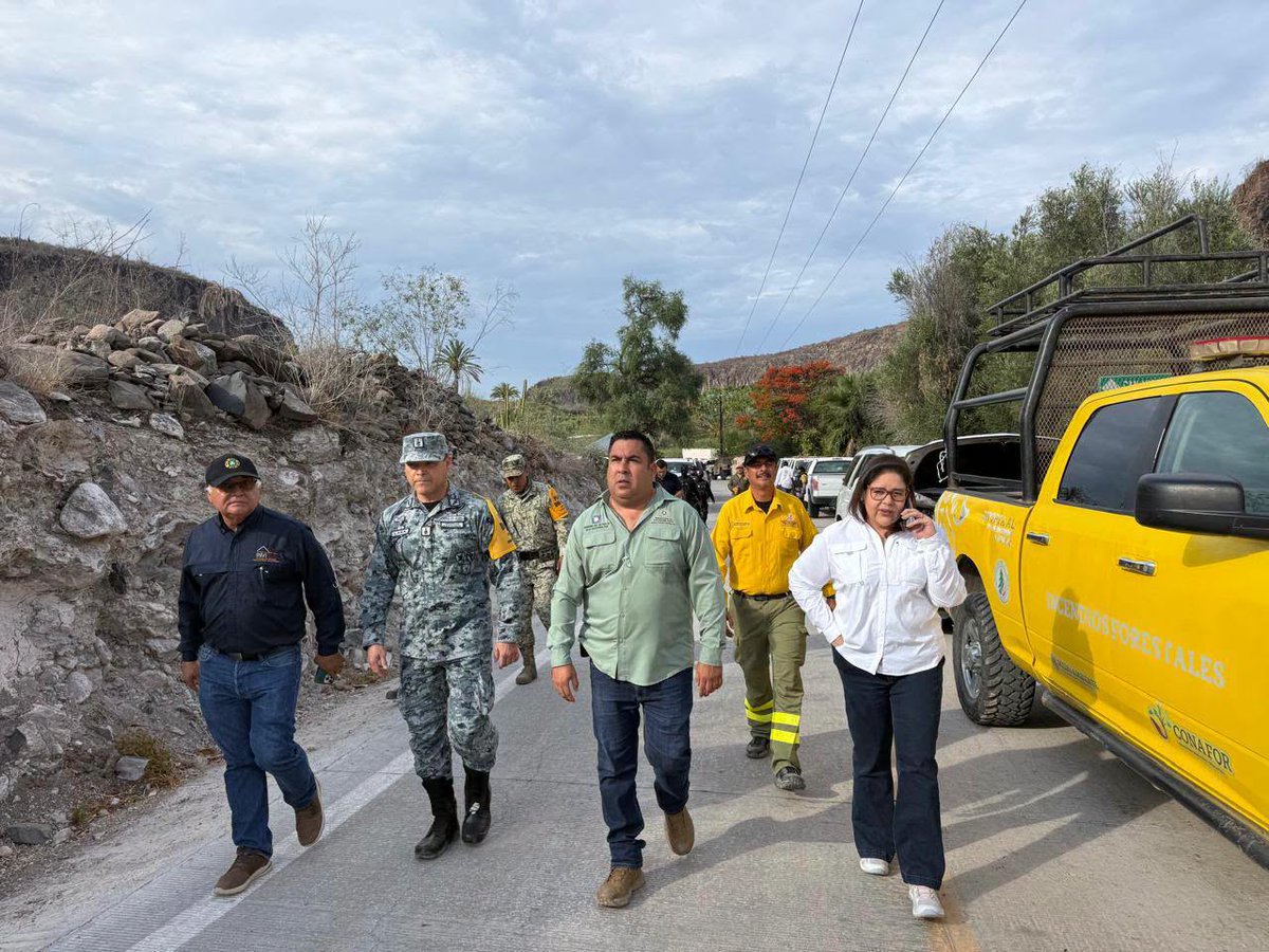 GobBCS's tweet photo. 📌 #Atención | Continúan los trabajos de coordinación para sofocar el incendio registrado ayer por la tarde en San Miguel de #Comondú y brindar apoyo a las familias afectadas.

La Subsecretaria General de Gobierno en funciones, Claudia Elena Meza de la Toba, recorre la zona para dar seguimiento a las acciones de atención y auxilio ante esta contingencia.