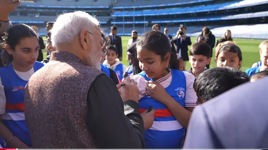 FabulasGuy's tweet photo. Why @News18India posting AI pic?

In video it was clear PM gave autograph on shoulder 🤷🏻‍♂️Now piddis showing their mentality in reply. https://t.co/qTr8acyR47