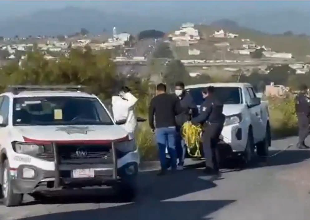 GuardianPuebla's tweet photo. #Atención🚨Una persona fue localizada sin vida sobre el camino a Jardines de la Montaña y la Calzada Emiliano Zapata, a un costado del #Periférico Ecológico🚨😨🚔.

👉De manera preliminar, trascendió que se trataría de un hombre de aproximadamente 25 años. https://t.co/ITmOpiOlj9