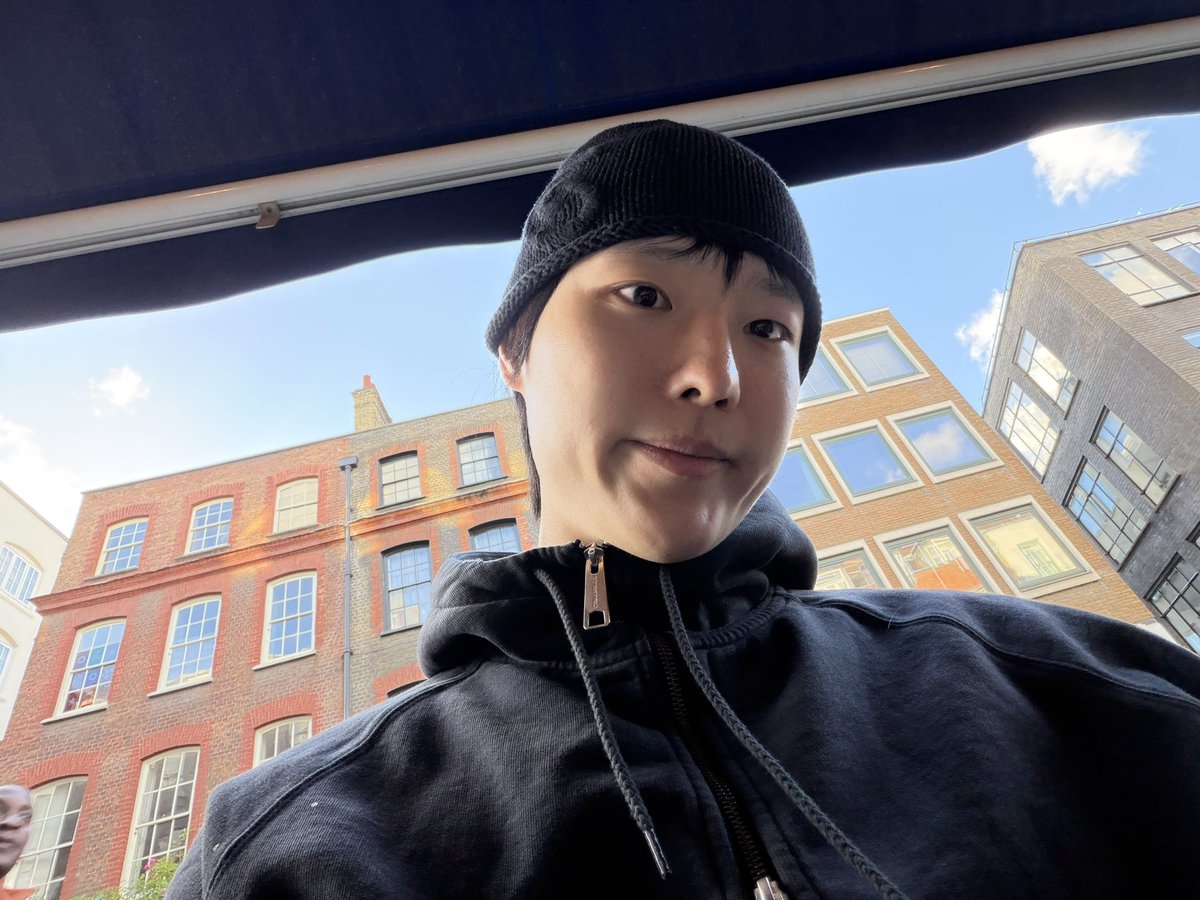 BeaniverseYoun2's tweet photo. 10.07.2026 Seungyoun X(Twitter) post

🗣️ ช่วยโพสต์รูปที่ฉันฝากเอาไว้หน่อยได้มั้ย¿
🦊 ใช่อันนี้ป่าว?
🗣️ อีกรูปนึงไม่ใช่หรอ?!
🦊 อ๋อ ๆ รูปนี้ใช่ปะ?
🗣️ ถ้าให้เซลฟี่ด้วยจะขอบคุณมาก…

#WOODZ #우즈 #조승연 https://t.co/OtCTofLhUh