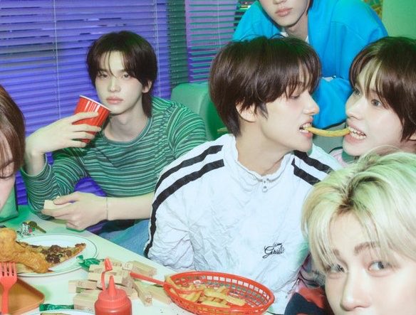 HOT_twt's tweet photo. 히히행복                             개씹우울 https://t.co/rqAy4OPhYQ