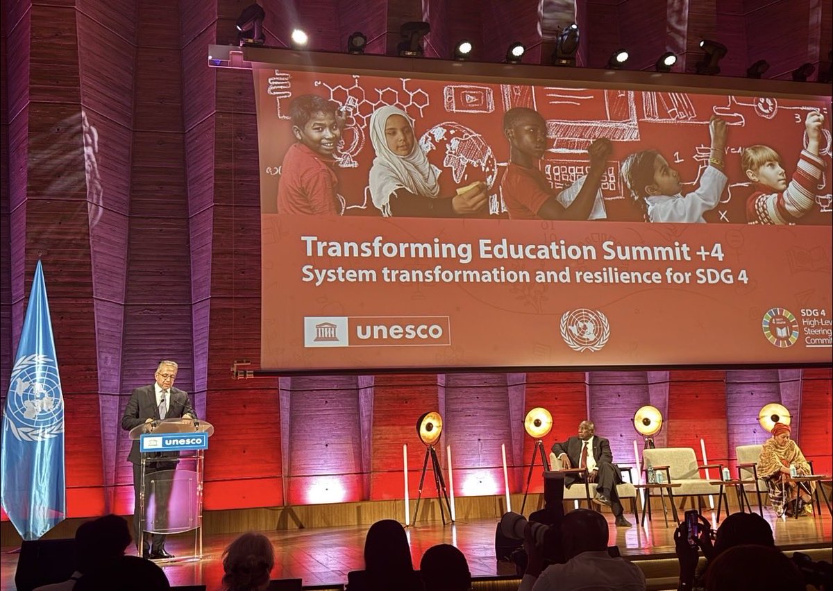 SMiculescu's tweet photo. Am participat la Summitul #TESPlus4 la @UNESCO, dedicat accelerării transformării educației pentru a atinge #SDG4 până în 2030. Am avut şi o excelentă întrevedere cu EU VP @RoxanaMinzatu privind cooperarea în domeniul guvernanței IA, educației digitale, politicilor pentru tineri. https://t.co/hmmzC3A5DU