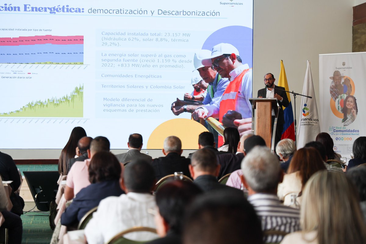 Superservicios's tweet photo. En el Encuentro #ComunidadesPorElControlSocial, el superintendente delegado para Energía y Gas Combustible, Omar Camilo López López (@omarlopezl_), destacó que la transición energética debe traducirse en beneficios reales para los usuarios mediante el fortalecimiento de las comunidades energéticas y la estrategia Territorios Solares.

Además, señaló que la Superservicios ha desarrollado diagnósticos sobre los mercados de energía para que usuarios y Vocales de Control comprendan cómo funciona el sistema y cómo se reflejan los costos en las tarifas.
