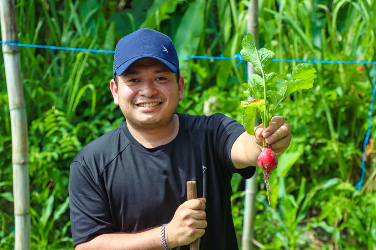 Prensa_SSCentro's tweet photo. Hoy, estudiantes de la @unabelsalvador visitaron el Huerto Municipal del Parque Bicentenario. 

Gracias a la Gerencia Ambiental de la Alcaldía de San Salvador Centro, se capacitan en alimentación sostenible y buenas prácticas ambientales. https://t.co/5FwIWRSWHC
