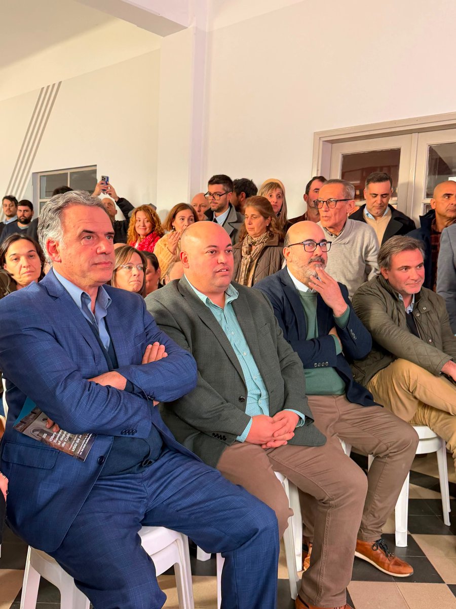 nicovieradiaz's tweet photo. Al tiempo que @OSE_Uruguay y el Presidente @OrsiYamandu anunciaban una inversión histórica de USD94 mill de dólares en saneamiento para Colonia; parte de la oposición estaba en conferencia de prensa anunciando que se opondrian a más recursos para la gente. https://t.co/Kr2eD7lqZC