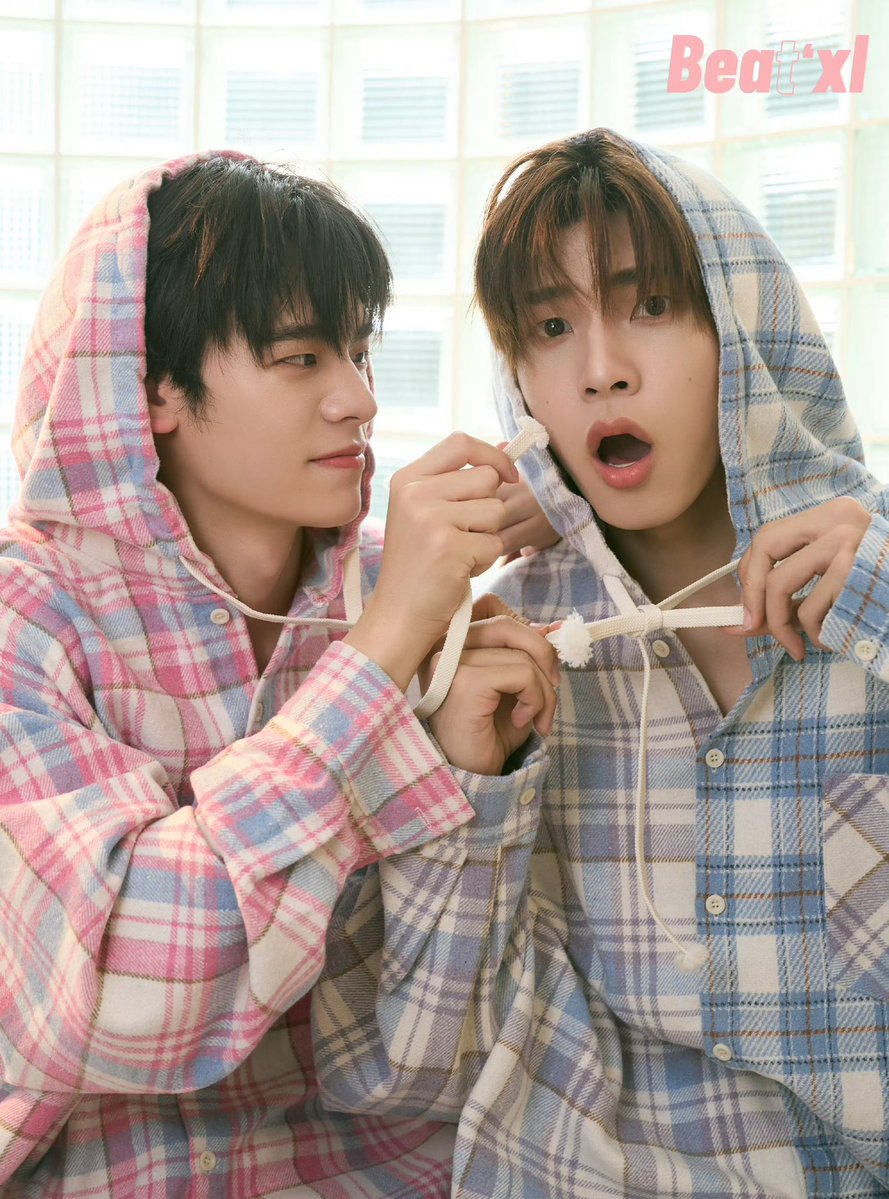 gurlnil's tweet photo. สัมภาษณ์ Beatxl x #teeteepor 
˚ʚ #twnpich #PorSuppakarn ɞ˚ 

Q : ครั้งล่าสุดที่พวกคุณไปกินข้าวด้วยกัน มีเมนูอะไรที่พอได้ชิมแล้วถึงกับร้องออกมาว่าอร่อยมากพร้อมกัน?

🐶 : กุ้งเผาครับ
🐻‍❄️ : ครับ เมื่อวานกินกุ้งเผา 

Q : เวลาว่างที่ไม่ได้ทำงาน พวกคุณชอบใช้เวลาทำกิจกรรมด้วยกัน หรือแยกย้ายไปใช้เวลาส่วนตัวกันมากกว่า?

🐻‍❄️ : แล้วแต่ช่วงอ่ะครับ 
🐶 : แล้วแต่วัน แล้วแต่สถานการณ์เลย แบบบางทีเราสองคนก็อาจจะง่วงจากการทำงาน หมายถึงว่าระหว่างเบรกเราก็จะนอนกันทั้งคู่เลย แต่บางทีถ้าแบบ วันไหนมีเอนเนอจี้เยอะเราก็จะเล่นด้วยกัน ทำกิจกรรมร่วมกันครับ
🐻‍❄️ : บางครั้งเวลาเหนื่อยเราก็จะอาจจะอยากอยู่กับตัวเองเงียบๆ อยู่คนเดียว แบบไม่ทำอะไรเลย 
🐶 : แต่ว่าส่วนใหญ่แล้วถึงจะอยู่เงียบๆแต่อย่างน้อยมีพี่ป๋ออยู่ มีใครอยู่ก็รู้สึกสบายใจกว่าการที่แบบนั่งเก็บตัวอยู่เงียบๆ
