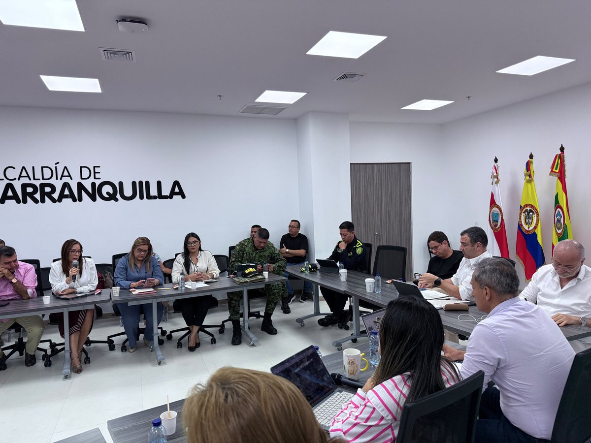 alcaldiabquilla's tweet photo. Reforzamos las acciones operativas en nuestra ciudad junto a la @policiabquilla y el @ejercito_div1, e invitamos a denunciar cualquier intento de extorsión y a NO difundir información sin verificar.

No permitiremos que la intimidación afecte el trabajo de nuestros comerciantes. https://t.co/eHiKQCbMU7