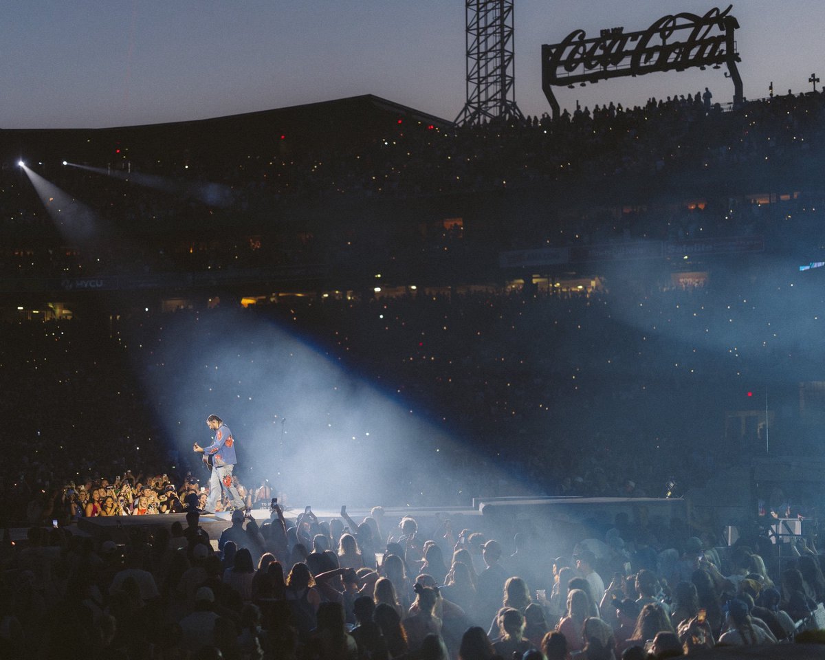 jeniferanislon's tweet photo. Two nights with my New England family. Fenway fuckin forever https://t.co/cfHzXrOzEq