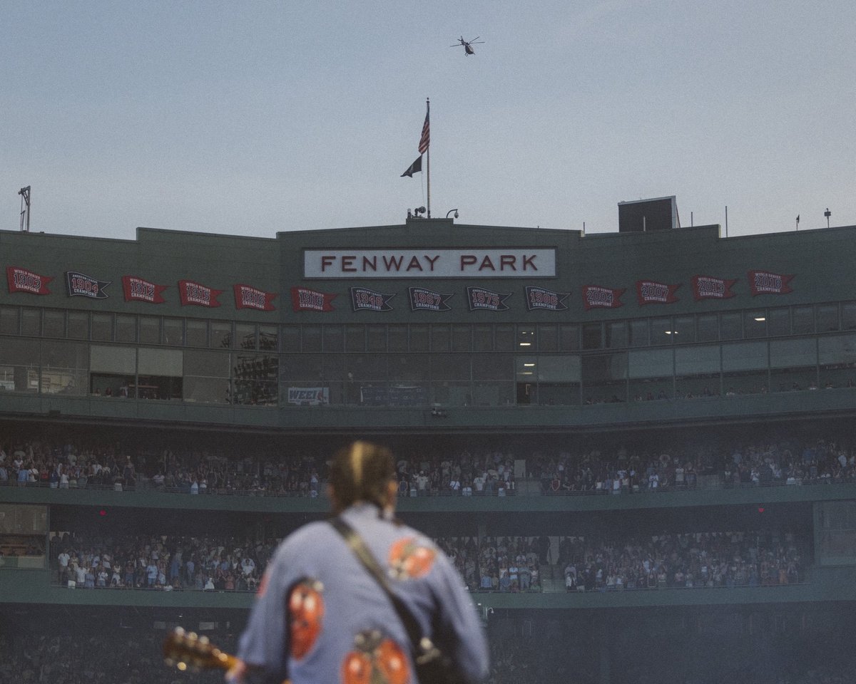 jeniferanislon's tweet photo. Two nights with my New England family. Fenway fuckin forever https://t.co/cfHzXrOzEq