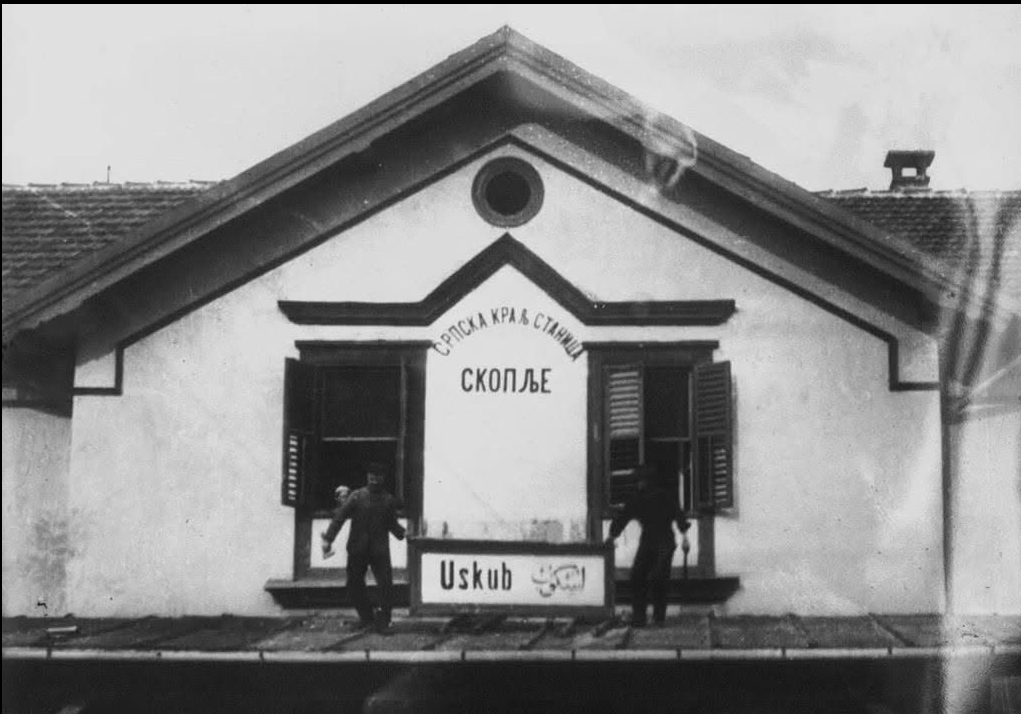 osmanimen's tweet photo. @umuttgunerr Makedonya'da Osmanlı Yönetiminin Sonu, Üsküp Tren İstasyonunda Türkçe Tabelanın İndirilişi, 1912 https://t.co/vBITp0iSVY