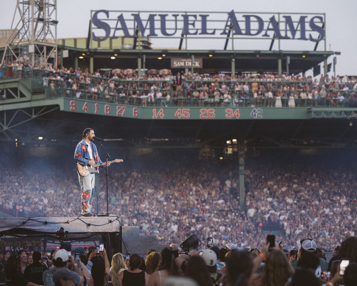 jeniferanislon's tweet photo. Two nights with my New England family. Fenway fuckin forever https://t.co/cfHzXrOzEq