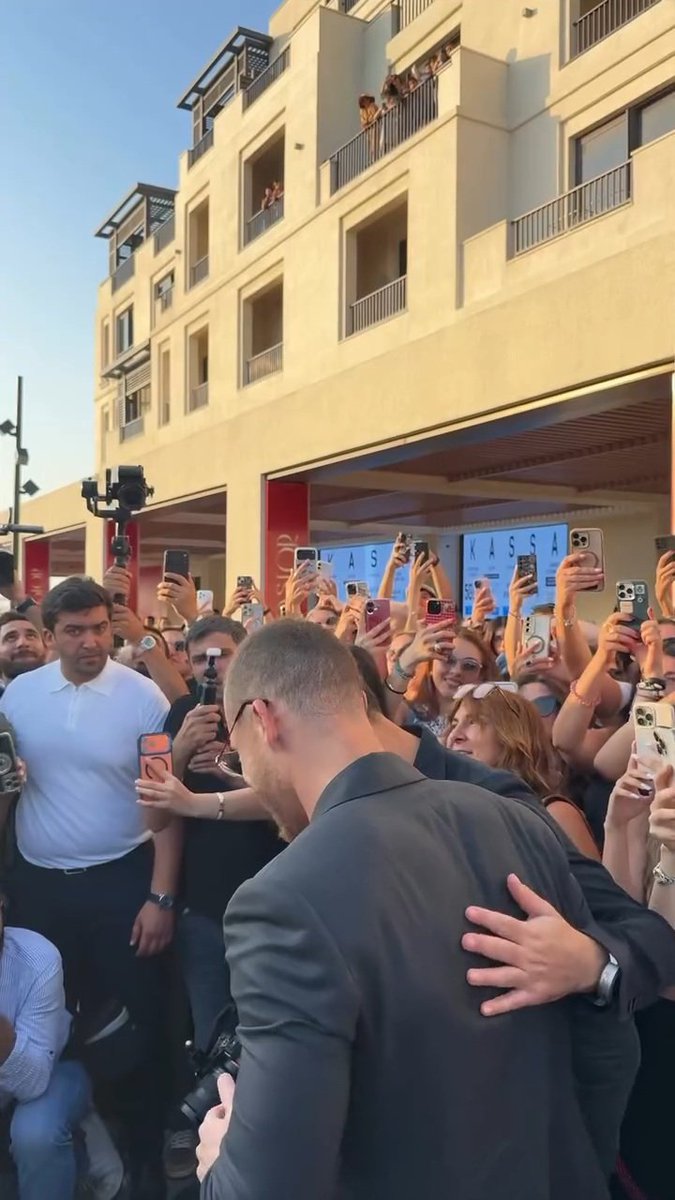 thebursinguncel's tweet photo. Bakü'de düzenlenen Şöhret Yolu'ndaki yıldızının açılışına katılan Kerem Bürsin, hayranlarının yoğun ilgisiyle karşılaştı. 

#KeremBürsinBaküde 
#KeremBürsin https://t.co/fyaNRP5ApJ