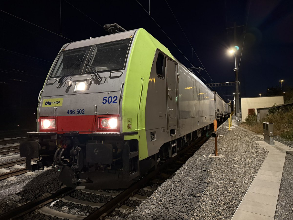 matzelokf's tweet photo. Nachtrag von letzter Nacht, Dienstfahrt nach Basel! Vorher gab es noch das obligatorische Gelato. Zug war pünktlich, in Pratteln eine Lok genommen, Zug bespannt, Bremsprobe, Zugschluss kontrolliert und an einigen Wagen den G-P Wechsel umgestellt.
#BLSCargo https://t.co/9V8tIGUN8J