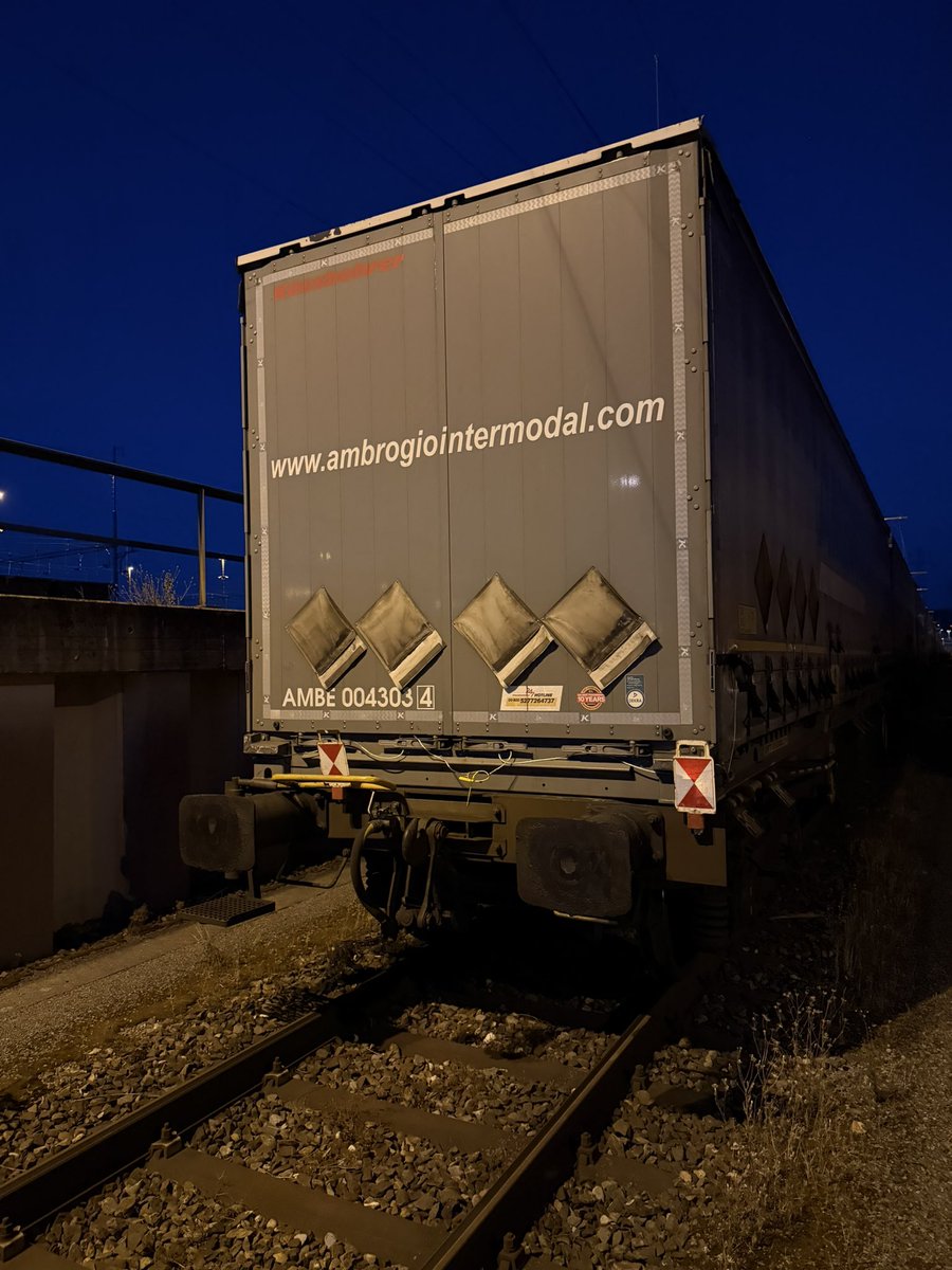 matzelokf's tweet photo. Nachtrag von letzter Nacht, Dienstfahrt nach Basel! Vorher gab es noch das obligatorische Gelato. Zug war pünktlich, in Pratteln eine Lok genommen, Zug bespannt, Bremsprobe, Zugschluss kontrolliert und an einigen Wagen den G-P Wechsel umgestellt.
#BLSCargo https://t.co/9V8tIGUN8J