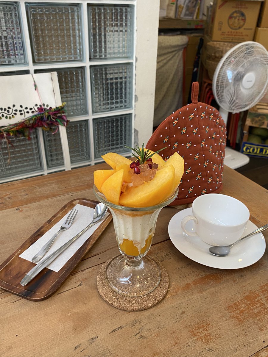 paintinqplanet's tweet photo. สายหม่ำขนมอร่อยไปด้วย ☆〜（ゝ。∂）🍮
Parden —พร้อมพงษ์ parfait no.1🍑
Homu —ศาลาแดง(สาธร ซอย2) kinako lover 🍵

บรรยากาศเรื่อย ๆ เปื่อย ๆ โทนอบอุ่นแต่(แอร์)เย็นสบาย เดินทางไม่ยาก ทางนี้ชอบเวลาที่ได้อ่านหนังสือ ทำงานไปพร้อมกับของกินที่กอบกู้ ชุบชูจิตใจค่ะ 5555 https://t.co/PjAtExihjF