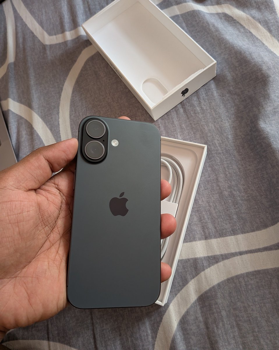 caffeineat1am's tweet photo. bought iphone 17 with my own girlfriend's money 🫶🥰 https://t.co/RuX8u75IGK